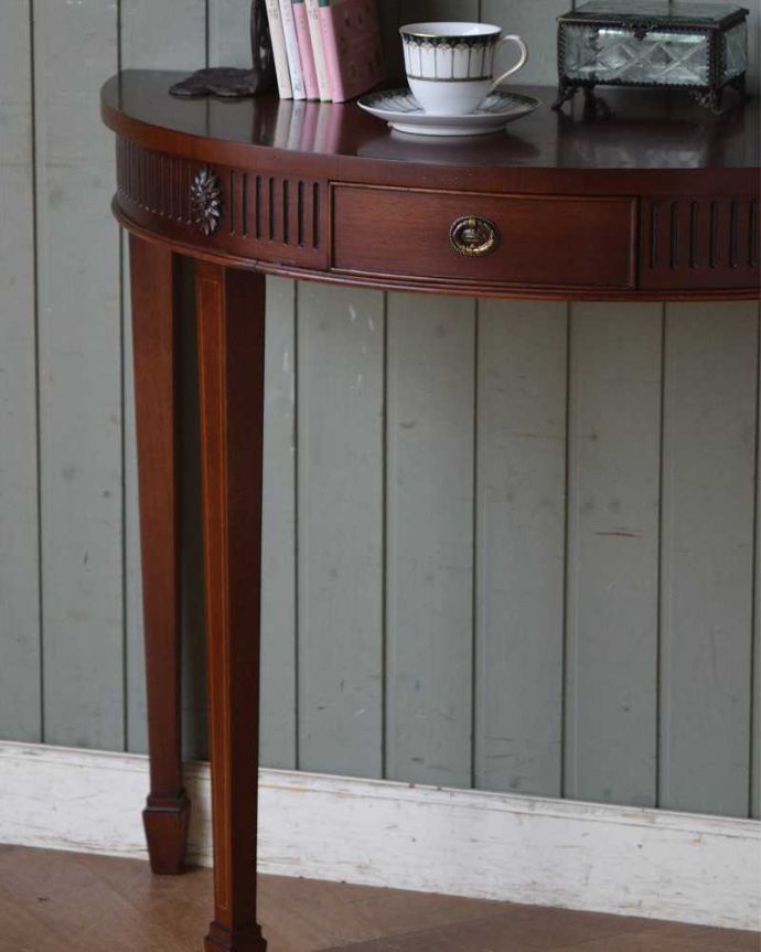 アンティークのテーブル　アンティーク家具　空間を彩るハーフムーンのアンティーク家具、引き出し付きのコンソールテーブル。美しいデザインが印象的実用性を求めない見せ場を作ってくれるコンソールは、何より見た目が重要。(q-1280-f)