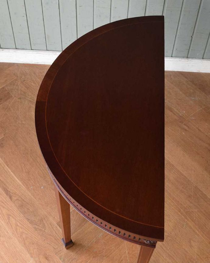 アンティークのテーブル　アンティーク家具　空間を彩るハーフムーンのアンティーク家具、引き出し付きのコンソールテーブル。上から見ると半分のお月様が見えますハーフムーン（半月型）の天板には、何を置いても素敵に魅せてくれる力があります。(q-1280-f)