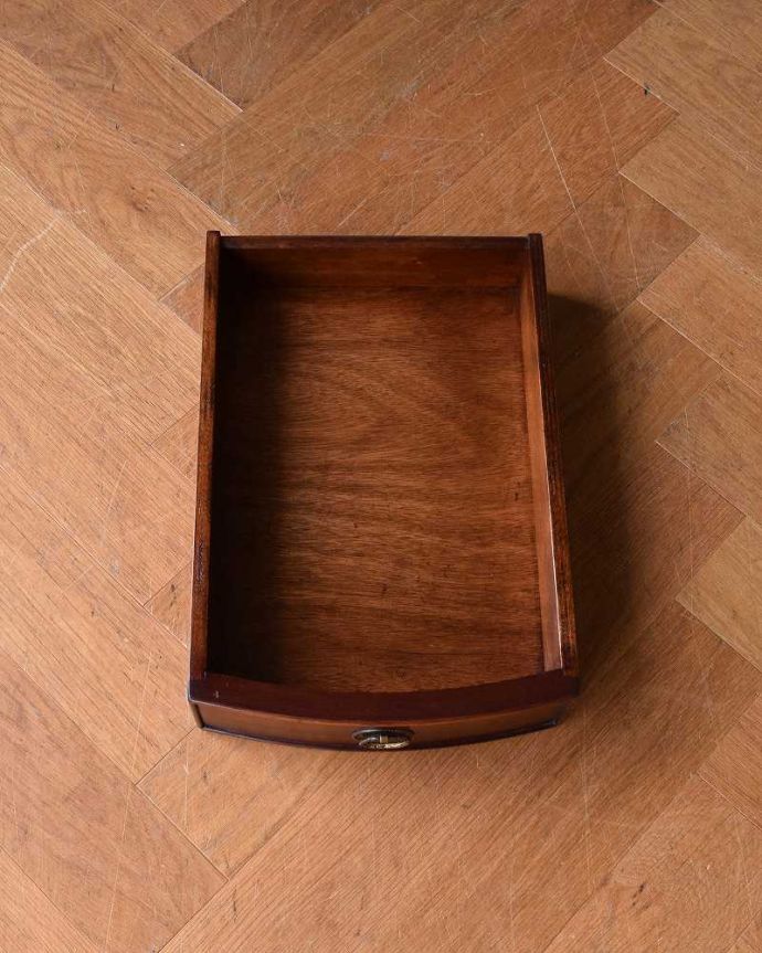 アンティークのテーブル　アンティーク家具　空間を彩るハーフムーンのアンティーク家具、引き出し付きのコンソールテーブル。中身ももちろんキレイですちょっとした引き出しがあると、なんだか便利に使えちゃうんです。(q-1280-f)