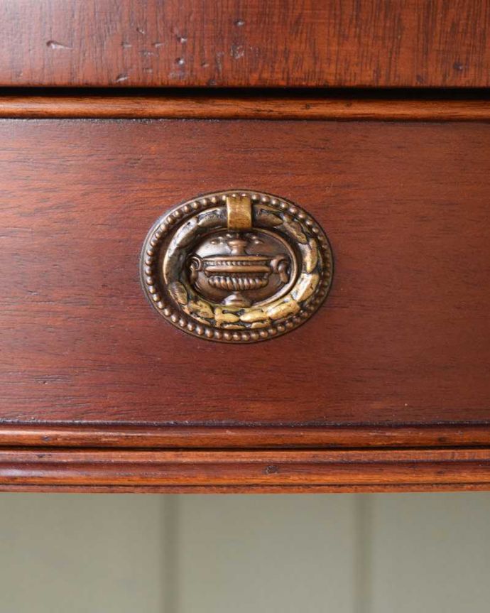 アンティークのテーブル　アンティーク家具　空間を彩るハーフムーンのアンティーク家具、引き出し付きのコンソールテーブル。取っ手にもアンティークらしさアンティークらしく上品な取っ手。(q-1280-f)