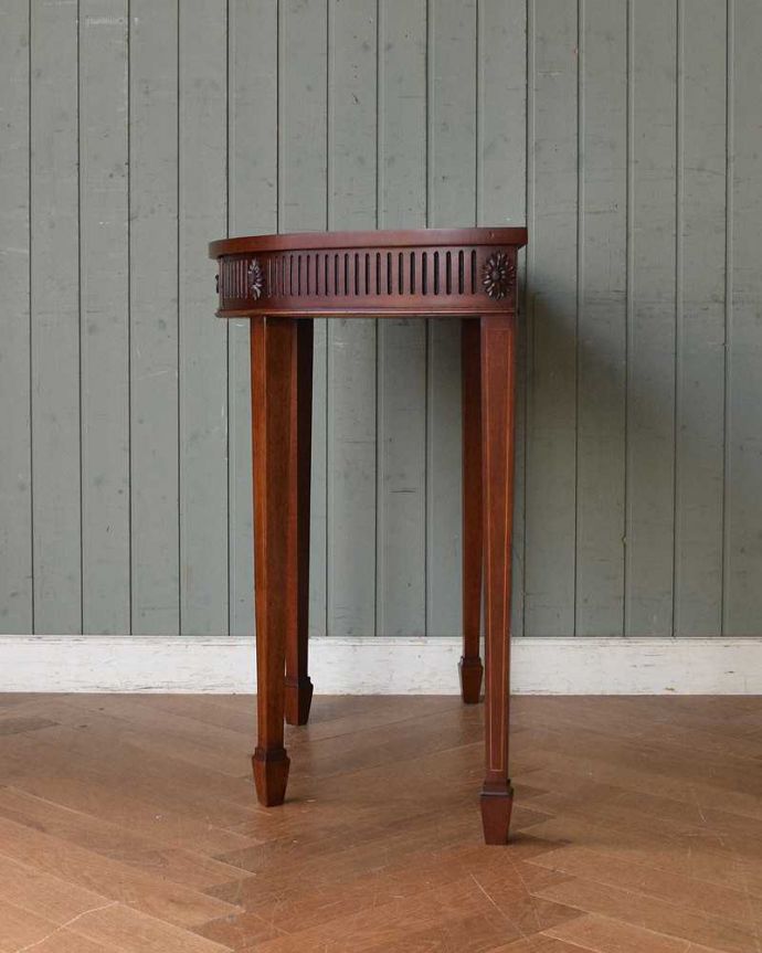 アンティークのテーブル　アンティーク家具　空間を彩るハーフムーンのアンティーク家具、引き出し付きのコンソールテーブル。グルっと180度。(q-1280-f)