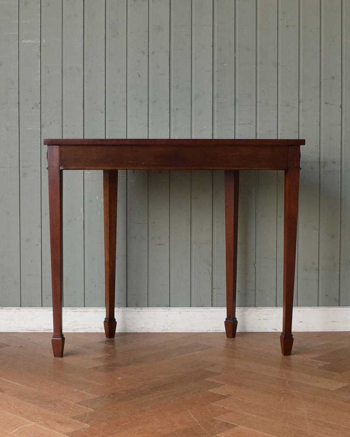 アンティークのテーブル　アンティーク家具　空間を彩るハーフムーンのアンティーク家具、引き出し付きのコンソールテーブル。後ろ姿にも自信があります。(q-1280-f)