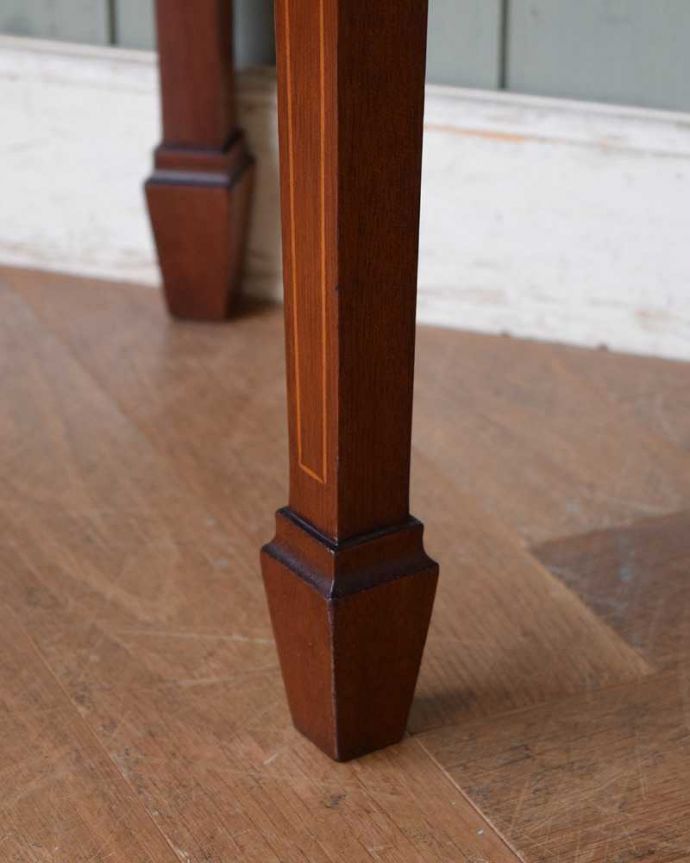 アンティークのテーブル　アンティーク家具　空間を彩るハーフムーンのアンティーク家具、引き出し付きのコンソールテーブル。持ち上げなくても移動できます！Handleのアンティークは、脚の裏にフェルトキーパーをお付けしていますので、床を滑らせてれば女性1人でも移動が簡単です。(q-1280-f)