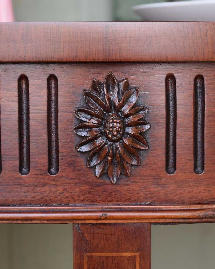 アンティークのテーブル　アンティーク家具　空間を彩るハーフムーンのアンティーク家具、引き出し付きのコンソールテーブル。。(q-1280-f)