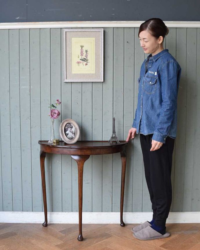 アンティークのテーブル　アンティーク家具　英国のアンティーク家具、美しいウォルナット材のコンソールテーブル。壁にピタッと付けるだけで出来るおしゃれコーナーハーフムーン型のコンソールテーブルは見せる場所を作ってくれる最強のアンティーク家具。(q-1281-f)