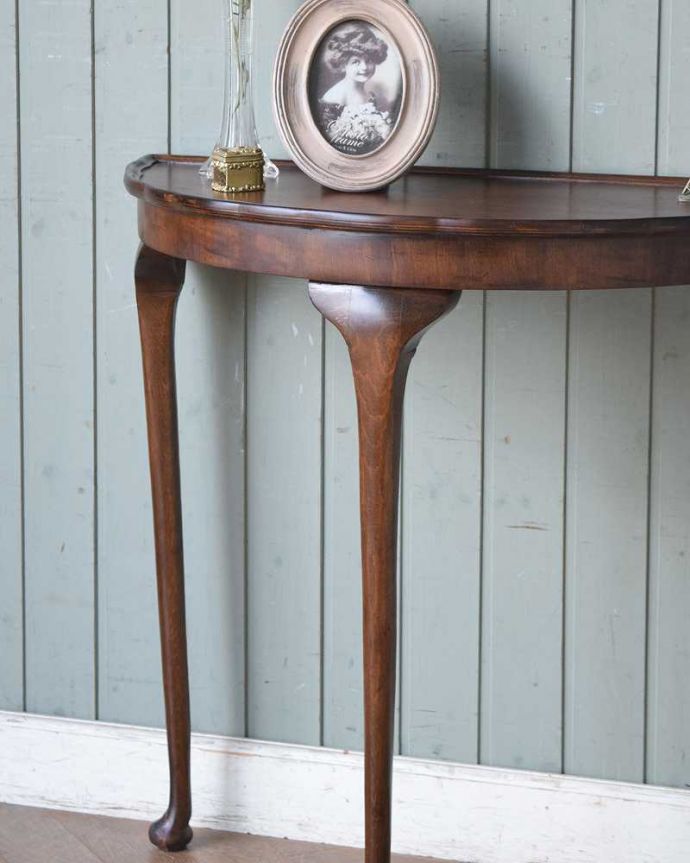 アンティークのテーブル　アンティーク家具　英国のアンティーク家具、美しいウォルナット材のコンソールテーブル。美しいデザインが印象的実用性を求めない見せ場を作ってくれるコンソールは、何より見た目が重要。(q-1281-f)