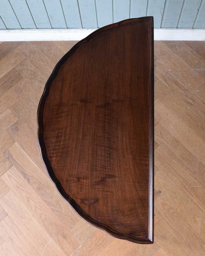 アンティークのテーブル　アンティーク家具　英国のアンティーク家具、美しいウォルナット材のコンソールテーブル。上から見ると半分のお月様が見えますハーフムーン（半月型）の天板には、何を置いても素敵に魅せてくれる力があります。(q-1281-f)