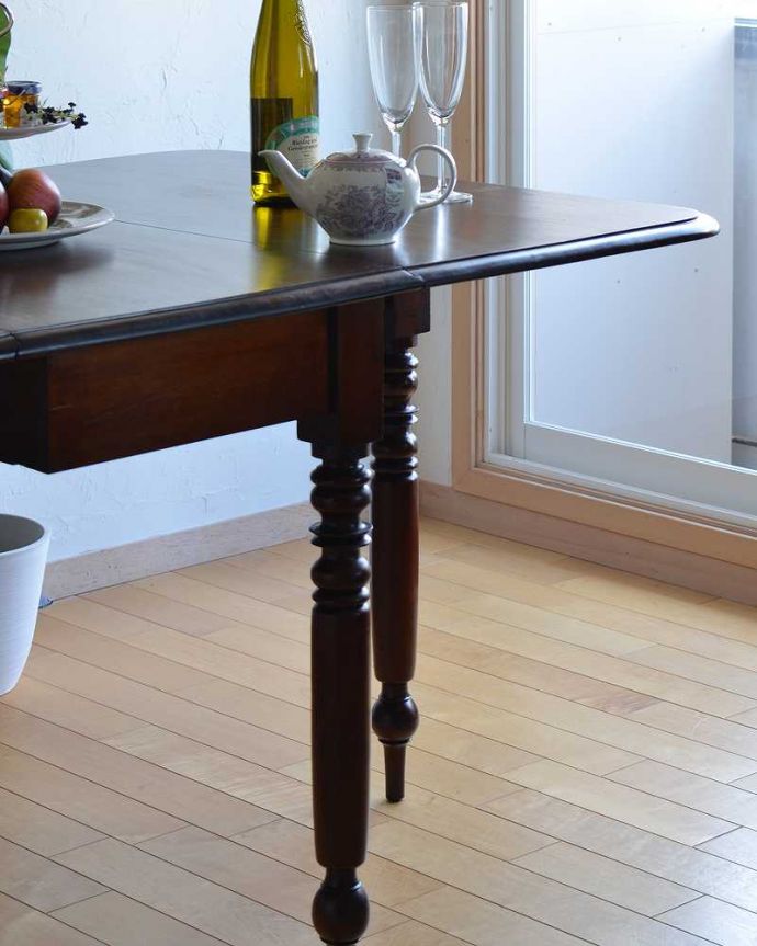 アンティークのテーブル　アンティーク家具　伸張式のアンティーク英国家具、マホガニー材のゲートレッグテーブル。自慢はやっぱりゲート（門）のような脚まるでゲート（門）が開くような脚の形から名前が付けられたゲートレッグテーブル。(q-1284-f)