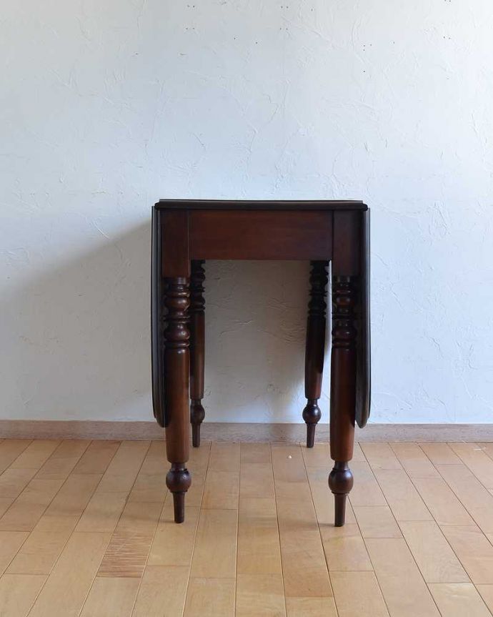 アンティークのテーブル　アンティーク家具　伸張式のアンティーク英国家具、マホガニー材のゲートレッグテーブル。意外にコンパクト昔、使わないとき壁にピタッと付けて収納出来るように作られたテーブル。(q-1284-f)