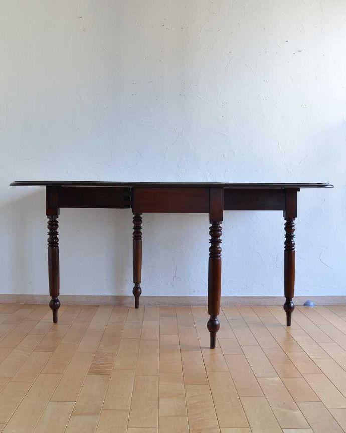アンティークのテーブル　アンティーク家具　伸張式のアンティーク英国家具、マホガニー材のゲートレッグテーブル。両方開けば大きなサイズゲートレッグテーブルはゲートが開くように作られた脚のデザインも印象的。(q-1284-f)
