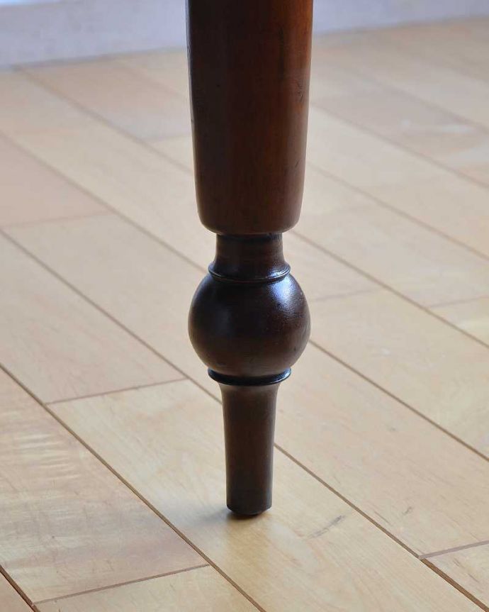 アンティークのテーブル　アンティーク家具　伸張式のアンティーク英国家具、マホガニー材のゲートレッグテーブル。持ち上げなくても移動できます！Handleのアンティークは、脚の裏にフェルトキーパーをお付けしていますので、持ち上げなくても床を滑らせて移動させることが出来ます。(q-1284-f)