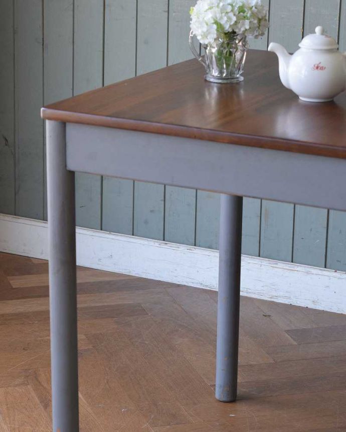 アンティークのテーブル　アンティーク家具　２トーンカラーのアンティーク家具、チーク材の２人掛けのダイニングテーブル。アンティークらしい色使いペイントの家具はお部屋の挿し色に。(q-1285-f)