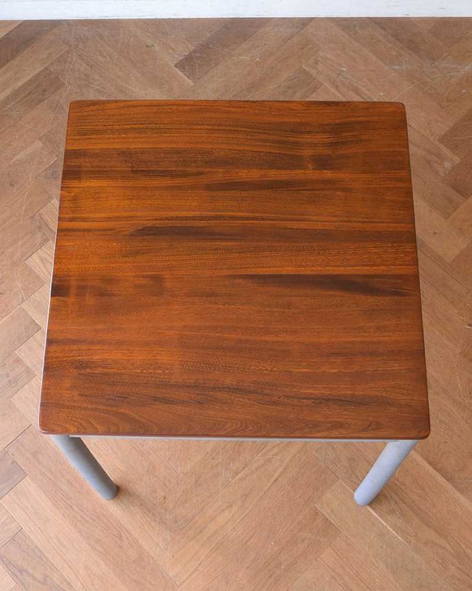 アンティークのテーブル　アンティーク家具　２トーンカラーのアンティーク家具、チーク材の２人掛けのダイニングテーブル。天板もキレイに修復しましたテーブルの主役はやっぱり天板。(q-1285-f)