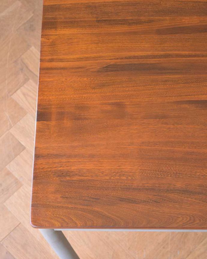 アンティークのテーブル　アンティーク家具　２トーンカラーのアンティーク家具、チーク材の２人掛けのダイニングテーブル。近づいてみるとこんな感じです。(q-1285-f)