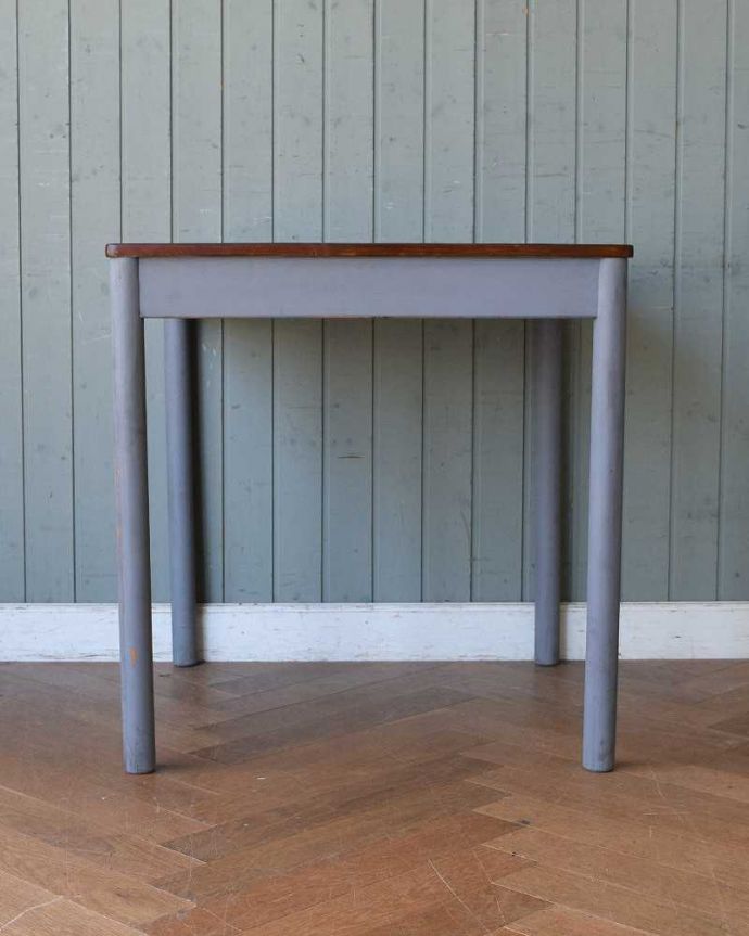 アンティークのテーブル　アンティーク家具　２トーンカラーのアンティーク家具、チーク材の２人掛けのダイニングテーブル。真横から見ると･･･サイドから見てみると、こんな感じで美しいです。(q-1285-f)