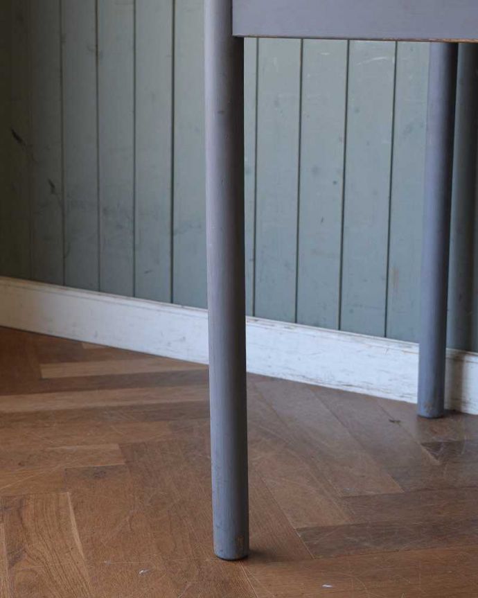 アンティークのテーブル　アンティーク家具　２トーンカラーのアンティーク家具、チーク材の２人掛けのダイニングテーブル。持ち上げなくても移動できます！Handleのアンティークは、脚の裏にフェルトキーパーをお付けしていますので、床を滑らせてれば女性1人でも移動が簡単です。(q-1285-f)