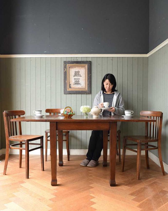 アンティークのテーブル　アンティーク家具　英国アンティーク家具、伸張式のダイニングテーブル（ ペイストリーテーブル）。あっという間に大きくなる便利なテーブル天板を開くとあっという間に大きく使えるベイストリーテーブル。(q-1286-f)