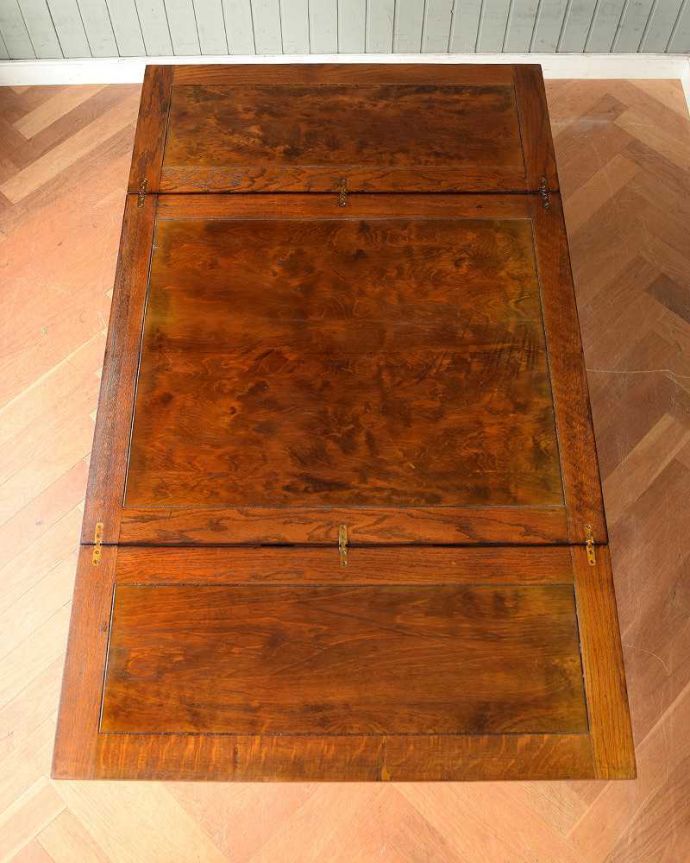 アンティークのテーブル　アンティーク家具　英国アンティーク家具、伸張式のダイニングテーブル（ ペイストリーテーブル）。やっぱりテーブルは天板が重要全部開いた状態で天板を上から見てみるとこんな感じです。(q-1286-f)