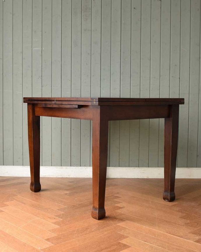 アンティークのテーブル　アンティーク家具　英国アンティーク家具、伸張式のダイニングテーブル（ ペイストリーテーブル）。こちら側から見てみると･･･アンティークは新品ではないので、もちろん経年変化によるキズはありますが、専門の職人がキレイに修復しました。(q-1286-f)