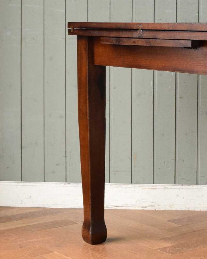 アンティークのテーブル　アンティーク家具　英国アンティーク家具、伸張式のダイニングテーブル（ ペイストリーテーブル）。持ち上げなくても移動できます！Handleのアンティークは、脚の裏にフェルトキーパーをお付けしていますので、持ち上げなくても床を滑らせて移動させることが出来ます。(q-1286-f)