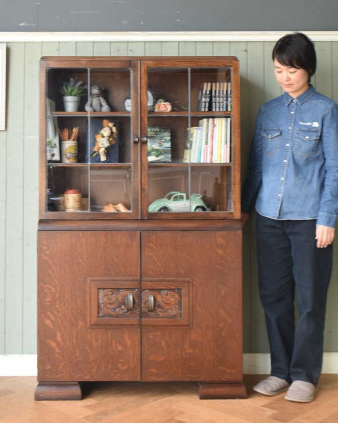 アンティークのキャビネット　アンティーク家具　オーク材の重厚なアンティーク家具、英国のブックケース（本棚）。英国らしい堂々とした風格のあるキャビネット重厚感ある佇まいで、落ち着いた雰囲気を演出してくれる所が英国アンティークのよさ。(q-1287-f)