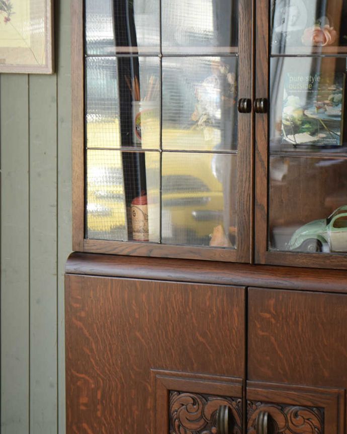 アンティークのキャビネット　アンティーク家具　オーク材の重厚なアンティーク家具、英国のブックケース（本棚）。ガラス越しに中をのぞいてみると･･･アンティークのガラスを通して見ると、どんなものでも中に入れたものが、ちょっと高級に見えちゃうんです。(q-1287-f)