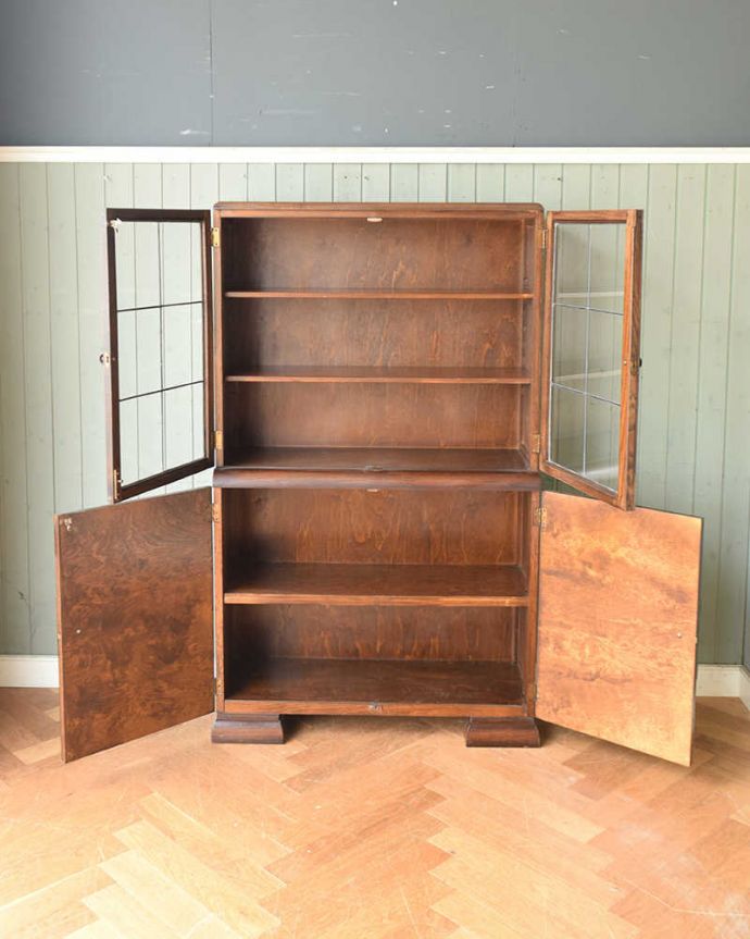 アンティークのキャビネット　アンティーク家具　オーク材の重厚なアンティーク家具、英国のブックケース（本棚）。扉を開けると、中はこんな感じです木の棚板は、もともとブックケースとして使われていた証。(q-1287-f)