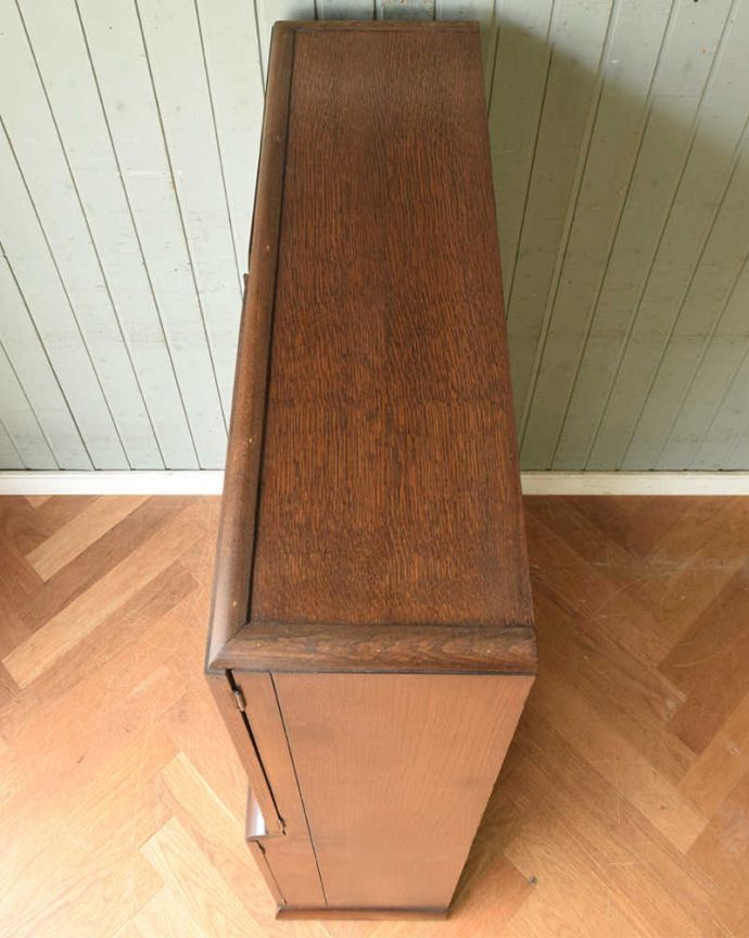 アンティークのキャビネット　アンティーク家具　オーク材の重厚なアンティーク家具、英国のブックケース（本棚）。上から見てみると…天板はこんな感じです。(q-1287-f)