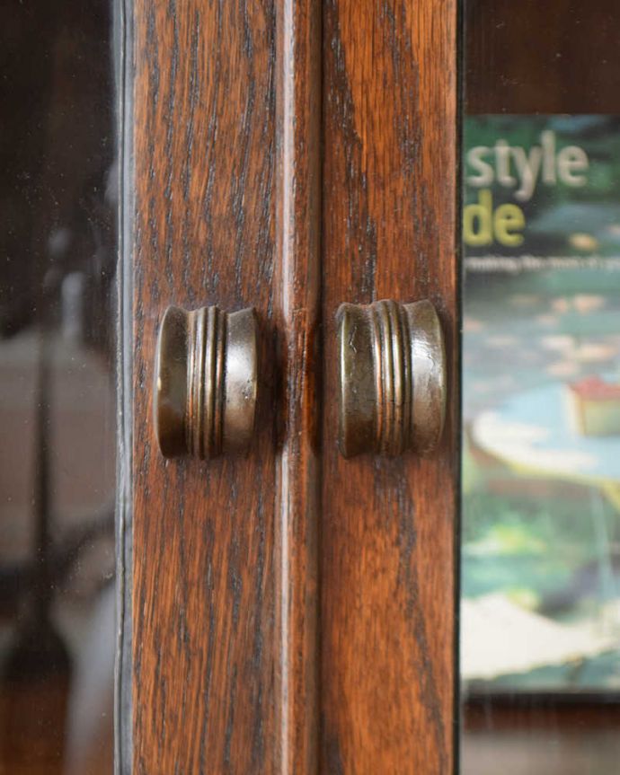 アンティークのキャビネット　アンティーク家具　オーク材の重厚なアンティーク家具、英国のブックケース（本棚）。英国らしいドッシリ感アンティーク家具の取っ手はやっぱりカッコイイ！扉の開け閉めもスムーズにできます。(q-1287-f)