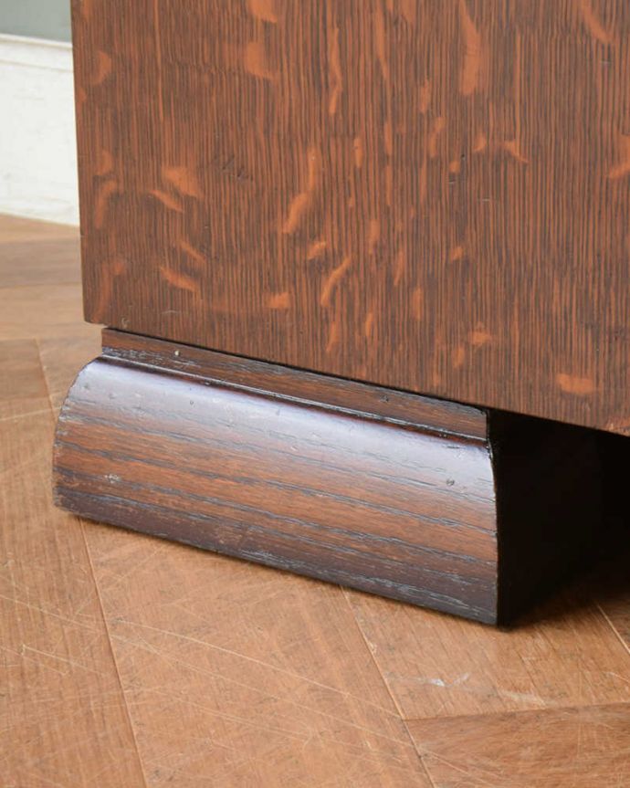 アンティークのキャビネット　アンティーク家具　オーク材の重厚なアンティーク家具、英国のブックケース（本棚）。女性1人でラクラク運べちゃう仕掛けHandleのアンティークは、脚の裏にフェルトキーパーをお付けしています。(q-1287-f)