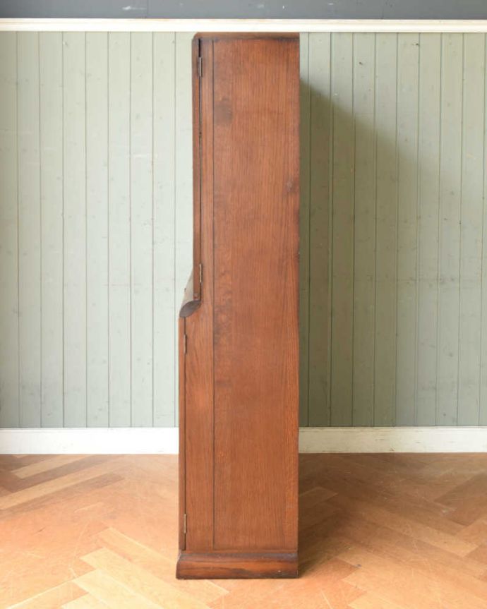 アンティークのキャビネット　アンティーク家具　オーク材の重厚なアンティーク家具、英国のブックケース（本棚）。横から見てもステキ横から見るとこんな感じ。(q-1287-f)