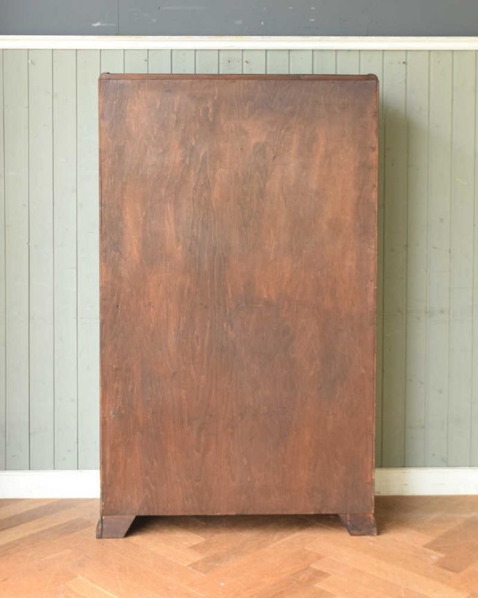 アンティークのキャビネット　アンティーク家具　オーク材の重厚なアンティーク家具、英国のブックケース（本棚）。メンテナンスしてあるので後姿もキレイ！アンティークは新品ではないので、もちろん経年変化によるキズはありますが、専門の職人がキレイにお直しをしているので、後ろ姿までキレイです。(q-1287-f)