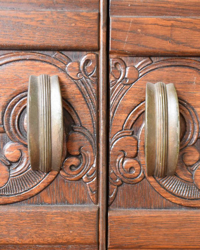 アンティークのキャビネット　アンティーク家具　オーク材の重厚なアンティーク家具、英国のブックケース（本棚）。小さなパーツにもこだわりが取っ手だけを見ていても現代の家具とは全然違って質感がいいのがわかります。(q-1287-f)