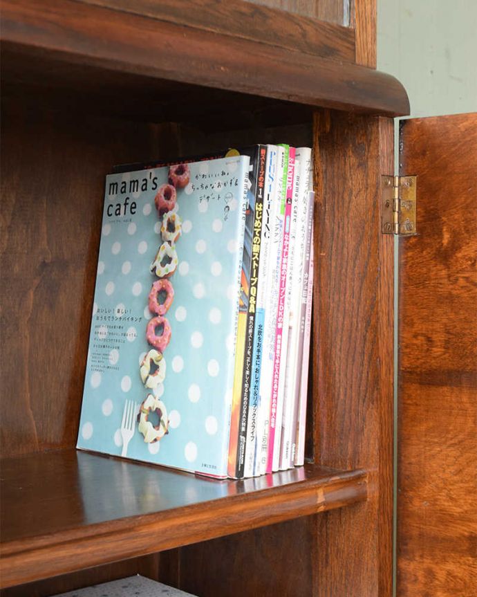 アンティークのキャビネット　アンティーク家具　オーク材の重厚なアンティーク家具、英国のブックケース（本棚）。扉の中は収納たっぷりA4サイズの雑誌までしっかり収納出来ちゃう大きさ。(q-1287-f)