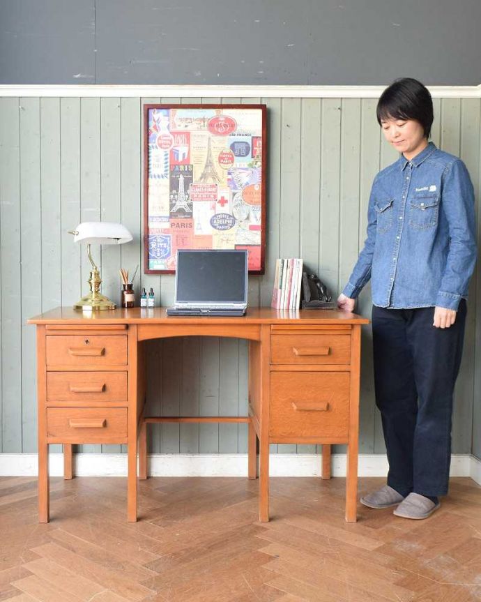 アンティークのデスク・書斎机 アンティーク家具 北欧スタイルのヴィンテージ家具、スタイリッシュなデスク(机)。スタイリッシュでカッコいい時間が過ごせるデスク北欧スタイルのデザインがスタイリッシュな雰囲気のヴィンテージのデスク。(q-1288-f)