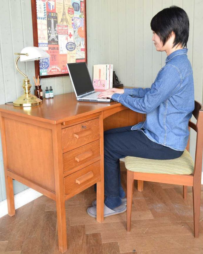 アンティークのデスク・書斎机 アンティーク家具 北欧スタイルのヴィンテージ家具、スタイリッシュなデスク(机)。仕事の時間も、自分だけの時間も・・・ここに座るだけで、なんだか仕事が出来る自分になった気分。(q-1288-f)