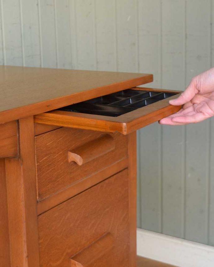 アンティークのデスク・書斎机 アンティーク家具 北欧スタイルのヴィンテージ家具、スタイリッシュなデスク(机)。引き出しの上にはスライド式のトレーがついています。(q-1288-f)