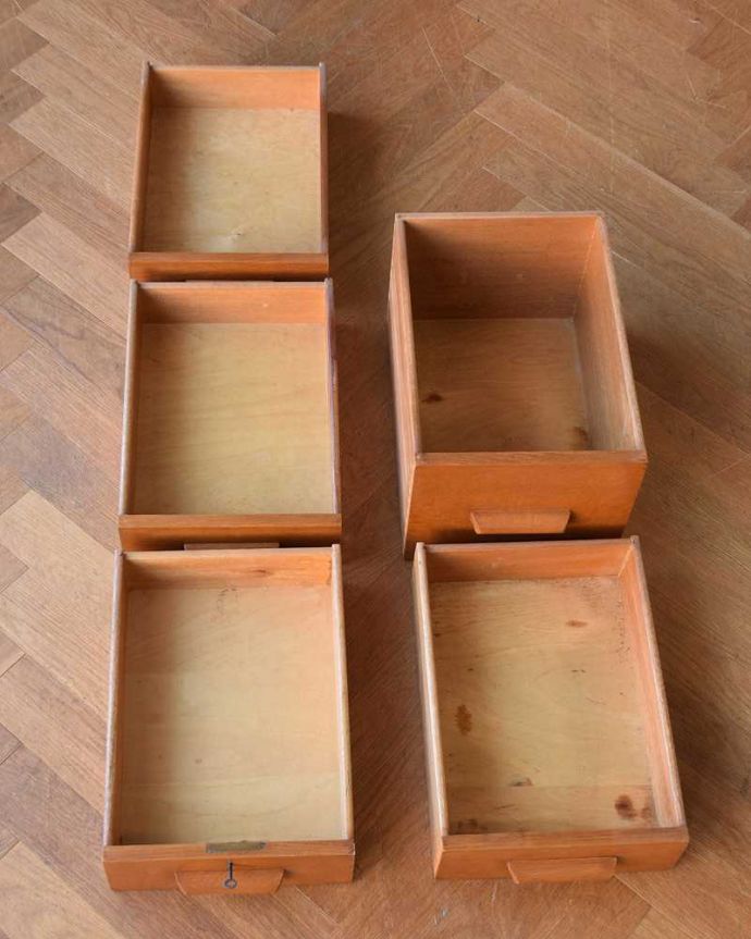 アンティークのデスク・書斎机 アンティーク家具 北欧スタイルのヴィンテージ家具、スタイリッシュなデスク(机)。引き出しの中も!もちろん引き出しの中もキレイにお直ししてあります。(q-1288-f)