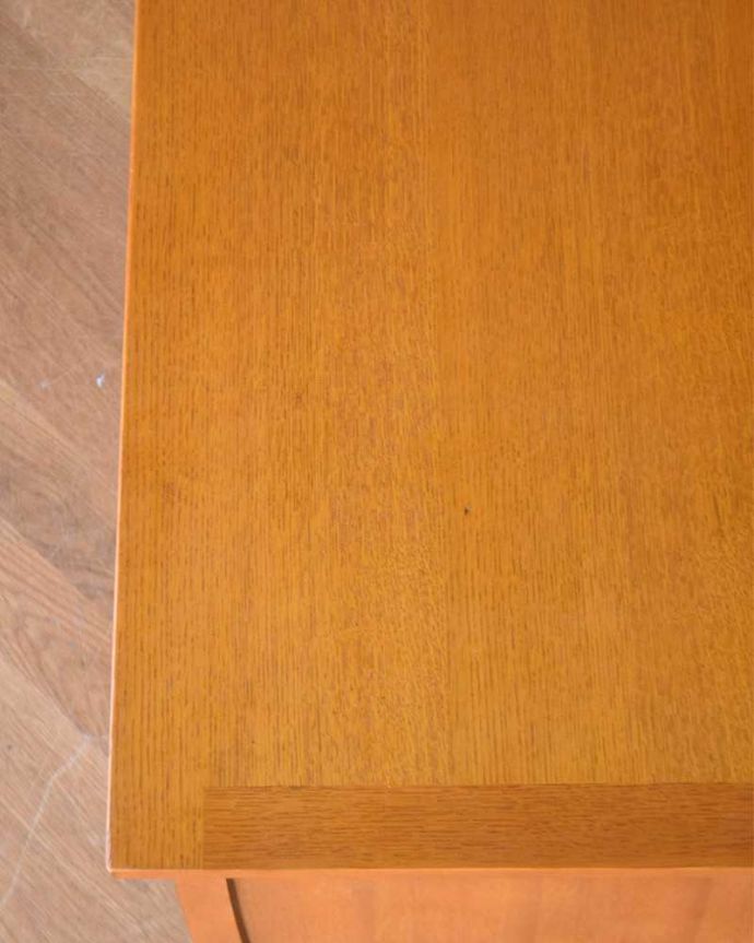 アンティークのデスク・書斎机 アンティーク家具 北欧スタイルのヴィンテージ家具、スタイリッシュなデスク(机)。天板を近くで見てみると・・・デスクは天板を使う家具なので、塗装もキレイに修復しました。(q-1288-f)