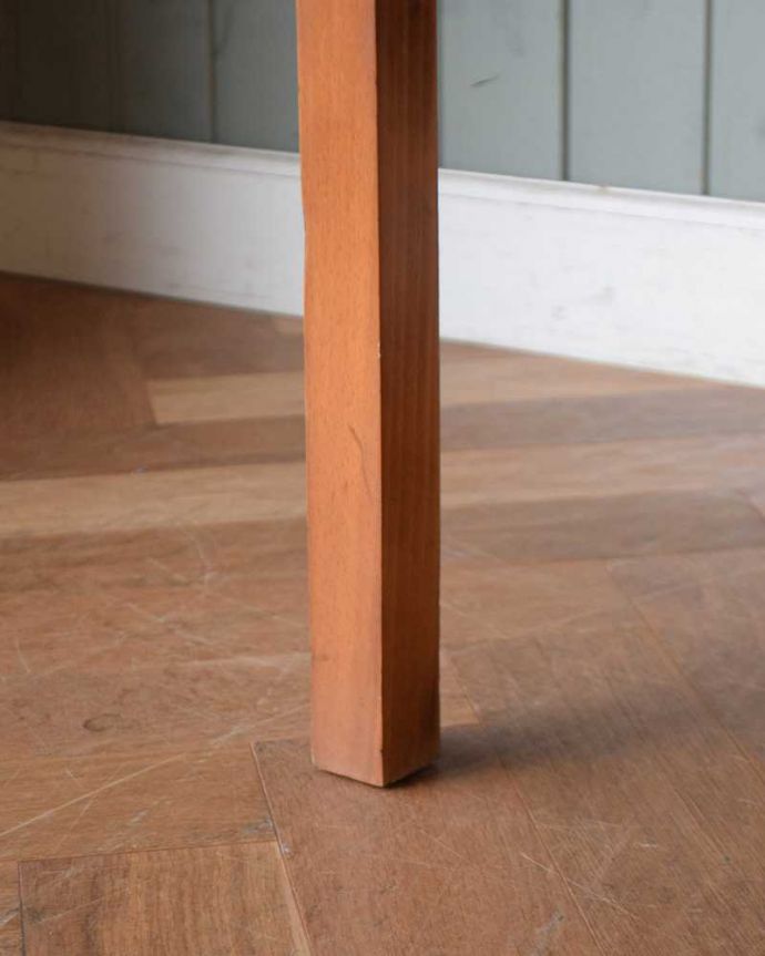 アンティークのデスク・書斎机 アンティーク家具 北欧スタイルのヴィンテージ家具、スタイリッシュなデスク(机)。女性1人でラクラク運べちゃう仕掛けHandleのアンティークは、脚の裏にフェルトキーパーをお付けしています。(q-1288-f)