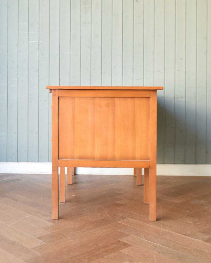 アンティークのデスク・書斎机 アンティーク家具 北欧スタイルのヴィンテージ家具、スタイリッシュなデスク(机)。横顔もカッコイイ!北欧スタイルの家具は、横顔もクール。(q-1288-f)