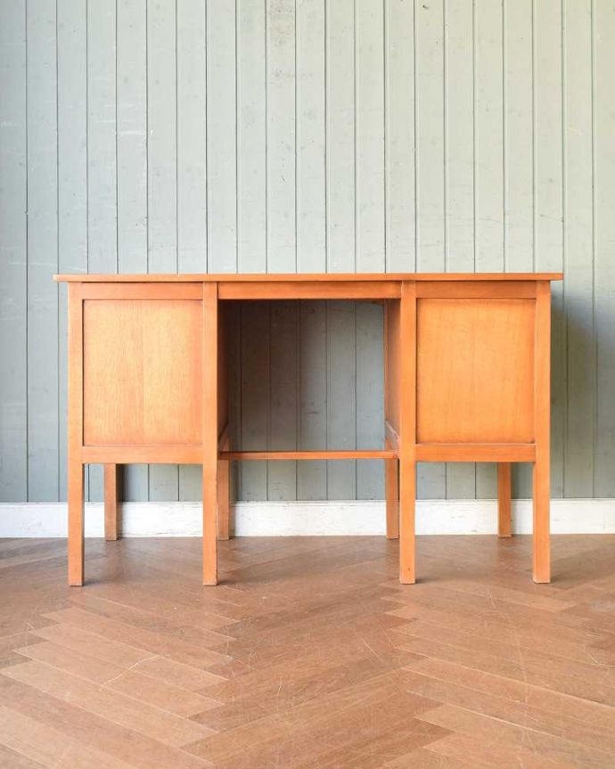 アンティークのデスク・書斎机 アンティーク家具 北欧スタイルのヴィンテージ家具、スタイリッシュなデスク(机)。後ろ姿もキレイなんです。(q-1288-f)