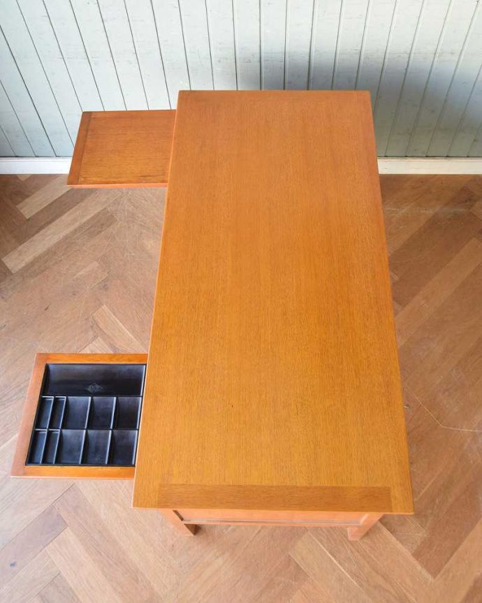 アンティークのデスク・書斎机 アンティーク家具 北欧スタイルのヴィンテージ家具、スタイリッシュなデスク(机)。やっぱり重要!デスクの天板。(q-1288-f)