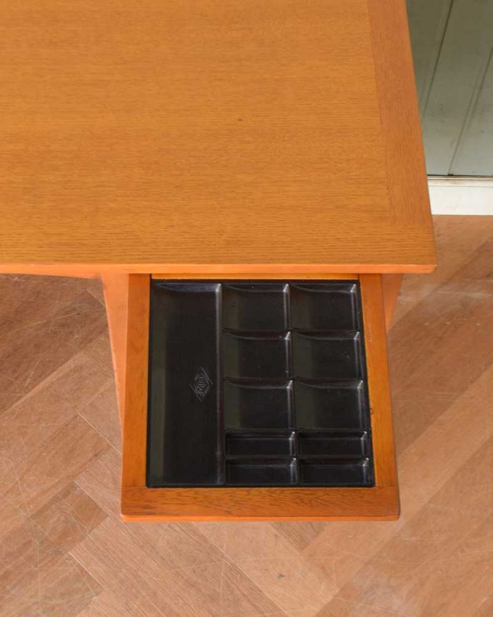 アンティークのデスク・書斎机 アンティーク家具 北欧スタイルのヴィンテージ家具、スタイリッシュなデスク(机)。上から見るとこんな感じ。(q-1288-f)