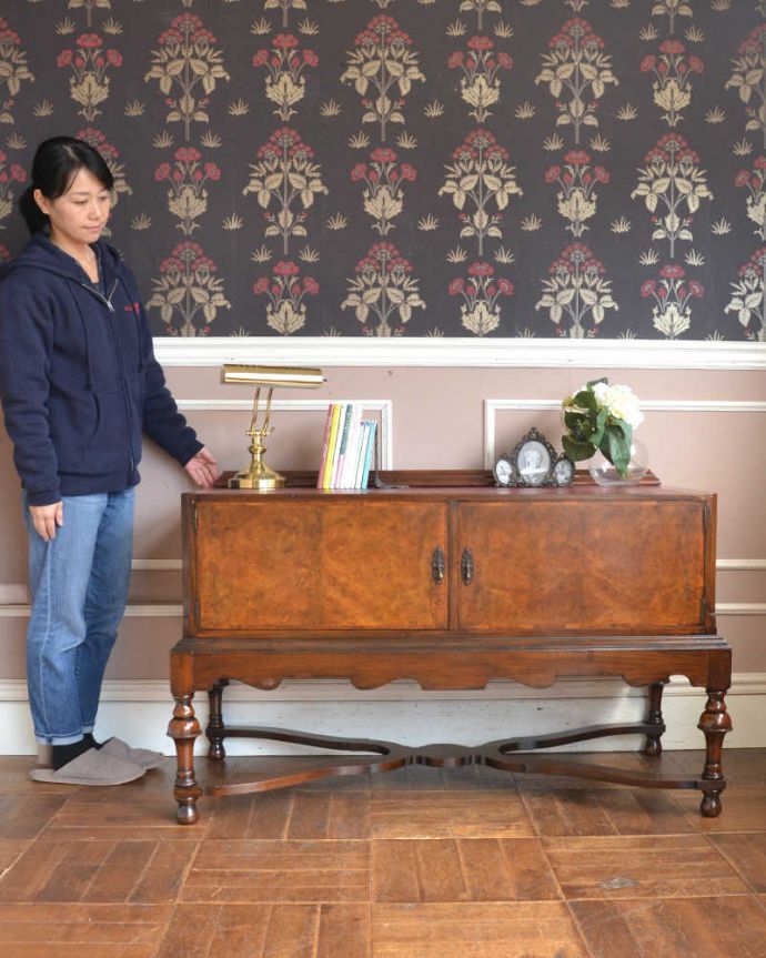 アンティークのキャビネット　アンティーク家具　おもてなしの空間で活躍するアンティーク家具、美しいレセプションデスク。英国アンティーク家具らしい重厚なオトナの美しさ重厚感のあるドッシリとした雰囲気のキャビネットです。(q-1289-f)