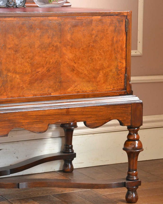 アンティークのキャビネット　アンティーク家具　おもてなしの空間で活躍するアンティーク家具、美しいレセプションデスク。アンティークらしい銘木の木目の美しさ本来、機能的に使われるキャビネットも、アンティークだと木目の美しさが楽しめる家具に。(q-1289-f)