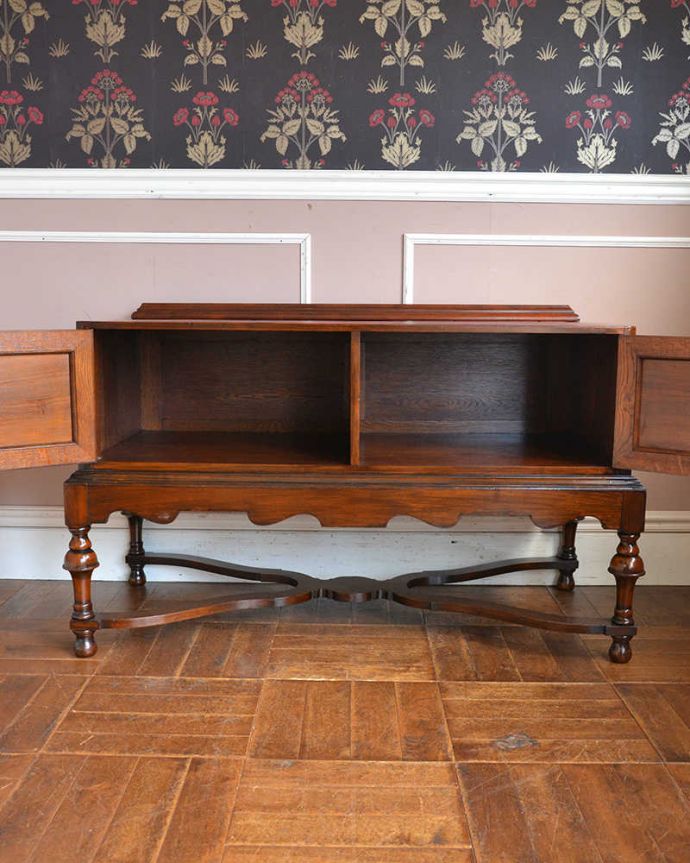 アンティークのキャビネット　アンティーク家具　おもてなしの空間で活躍するアンティーク家具、美しいレセプションデスク。扉の奥にはたっぷりの収納。(q-1289-f)