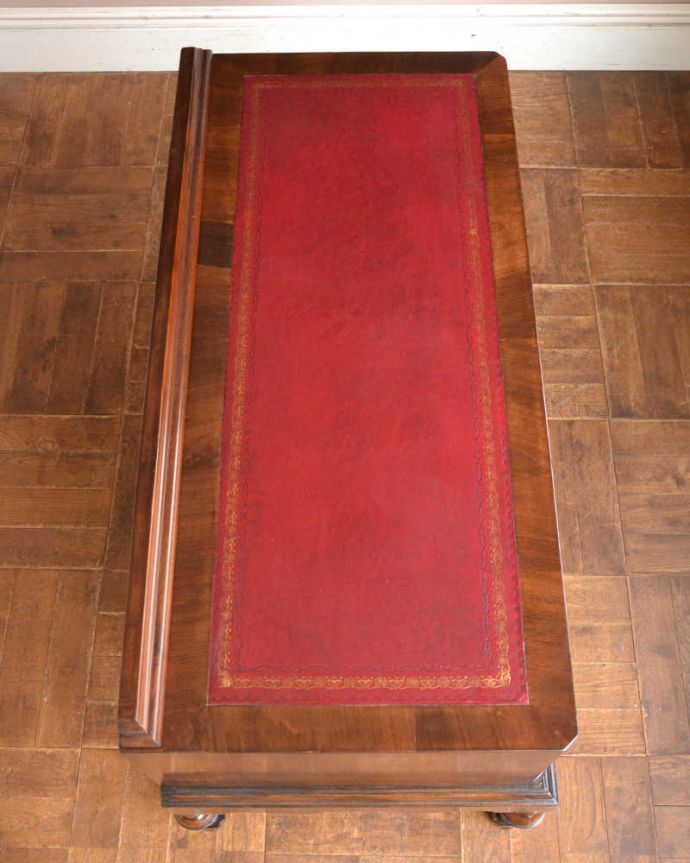 アンティークのキャビネット　アンティーク家具　おもてなしの空間で活躍するアンティーク家具、美しいレセプションデスク。高級感が漂う、革貼りの広い天板天板も修復の際、もちろんキレイにお直ししました。(q-1289-f)