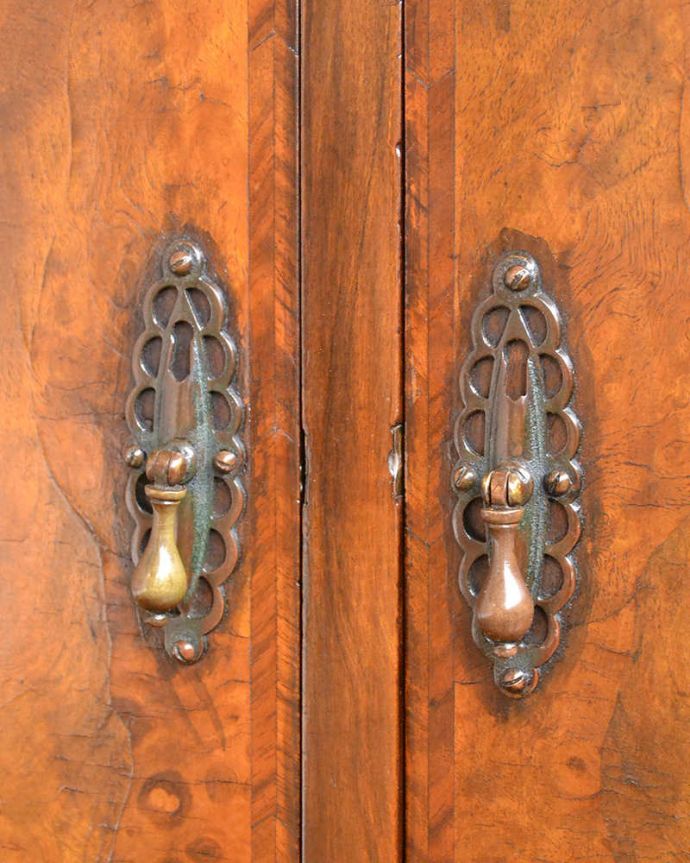 アンティークのキャビネット　アンティーク家具　おもてなしの空間で活躍するアンティーク家具、美しいレセプションデスク。アンティークらしい取っ手取っ手にもアンティークらしさが。(q-1289-f)