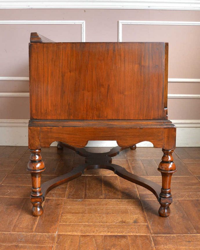 アンティークのキャビネット　アンティーク家具　おもてなしの空間で活躍するアンティーク家具、美しいレセプションデスク。横から見てもステキ横から見るとこんな感じ。(q-1289-f)
